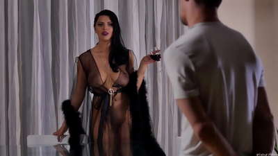 מלכת הזוועה קירה הזמינה את שכנה לתה וזיין אותו על שולחן האוכל